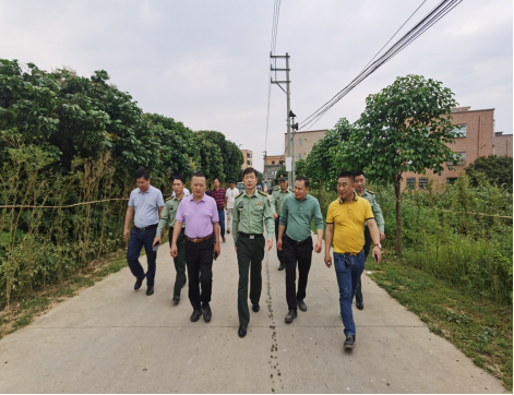 揭阳军分区政委占克峰带队到溪西镇清平村调研脱贫攻坚工作305.png