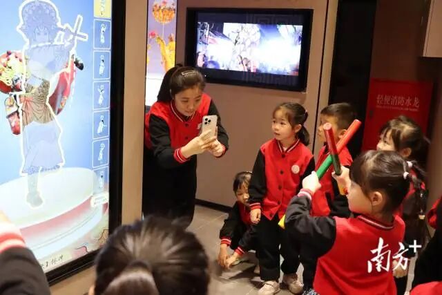 英歌互动。惠来县非遗馆供图