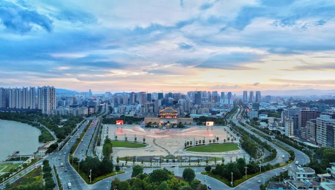 揭阳市普法办组织开展 "民法典点亮城市地标活动",在揭阳楼广场,普宁