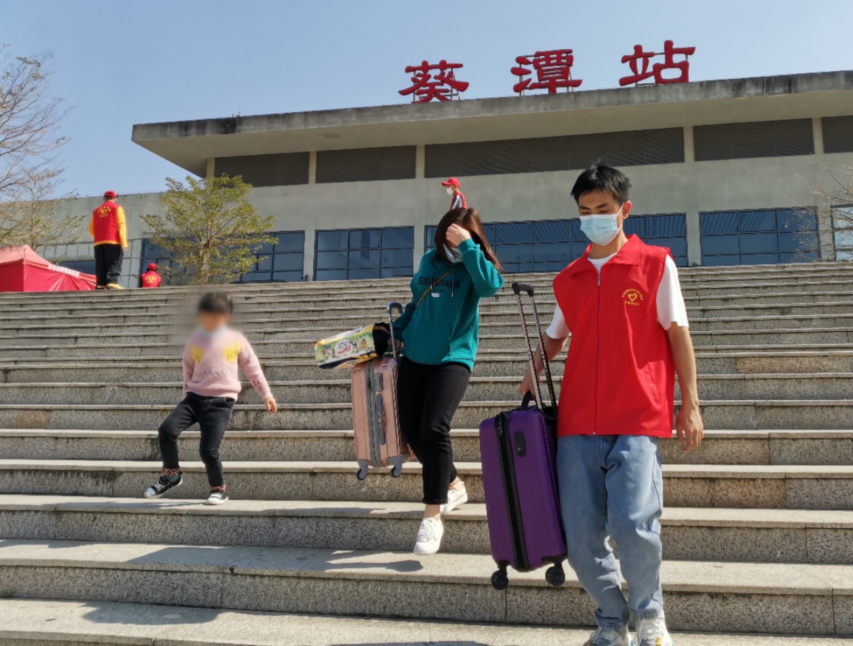 葵潭高铁站:节后返程高峰 志愿服务暖人心